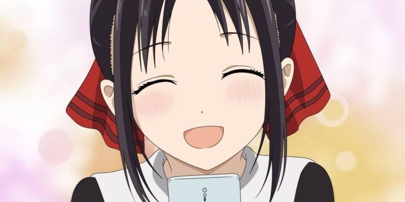 Kaguya Shinomiya schaut glücklich auf ihr Handy (Kaguya-Sama: Love Is War)
