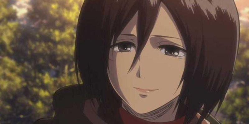 Mikasa lächelt in Attack On Titan.