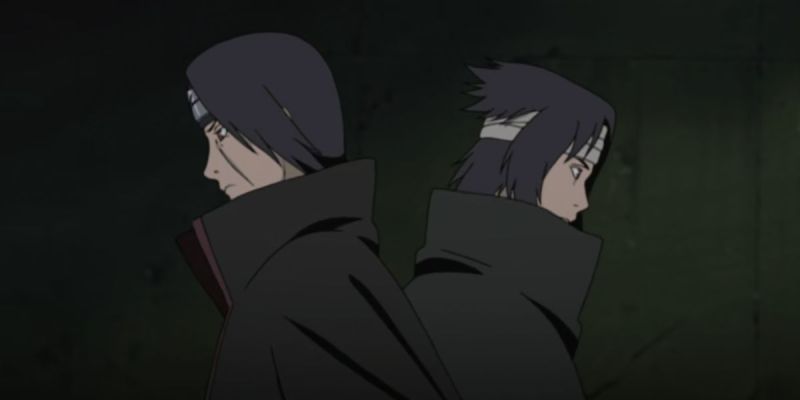 Sasuke und Itachi stehen in Naruto nebeneinander.