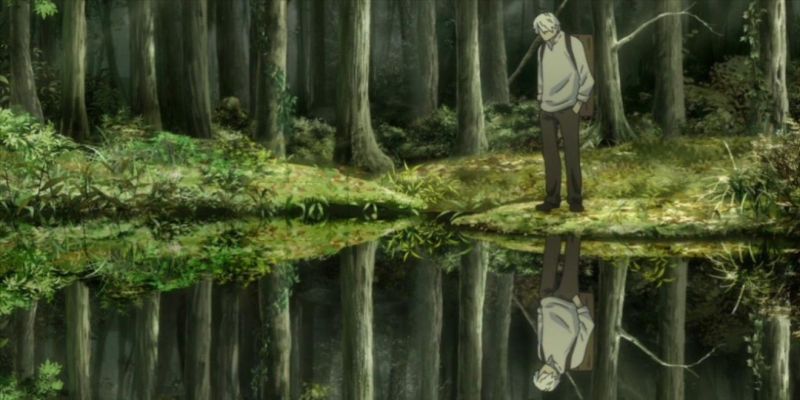 Anime Mushishi Ginko de pie sobre un charco de agua en el bosque