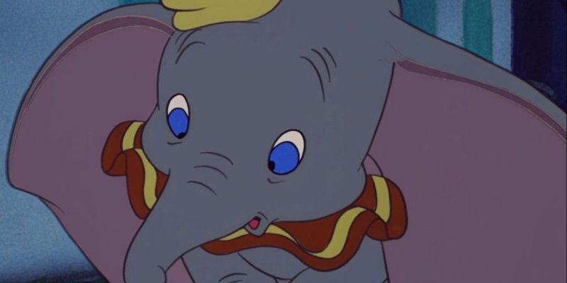 Dumbo escuchando a Timothy en Dumbo