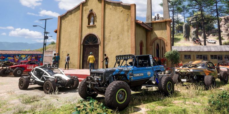 Un grupo de personas pasa el rato frente a una iglesia con su colección de autos estacionados enfrente en Forza Horizon 5