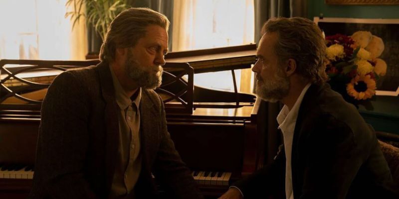 Versiones anteriores de Bill y Frank sentados juntos junto al piano, vistiendo trajes en The Last of Us.