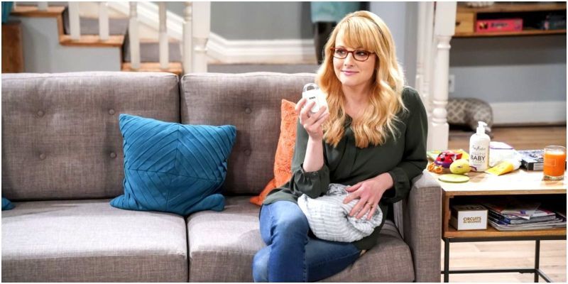Bernadette mit Babysachen aus der Big Bang Theory