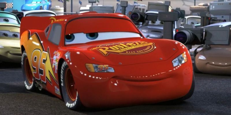 Lightning McQueen posiert für Kameras, Autos