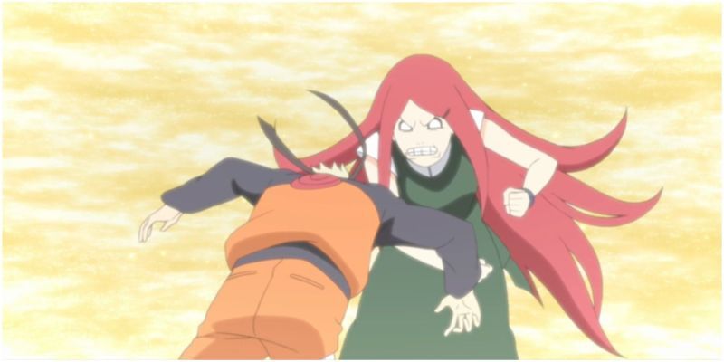 Kushina regaña a Naruto golpeándolo en la cabeza en Naruto.