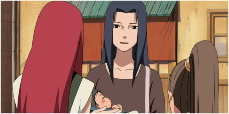 Kushina saluda al bebé Sasuke y a su madre en Naruto