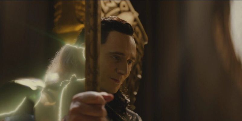 Loki haciéndose pasar por Odín Thor El Mundo Oscuro