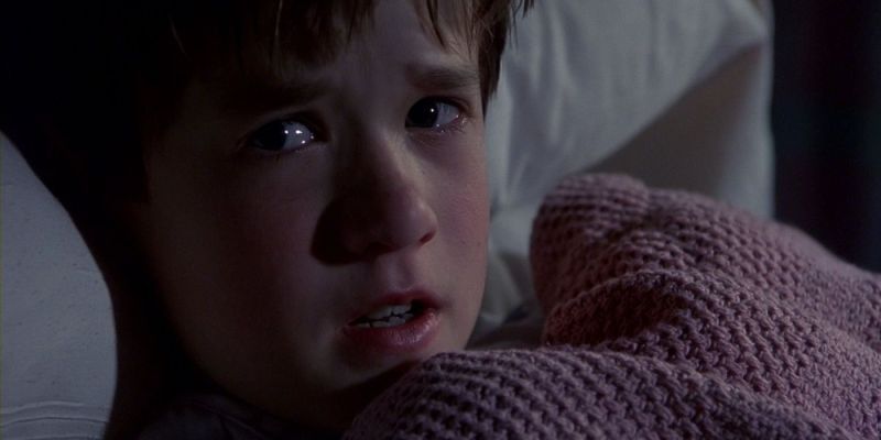 Cole Sear liegt im Bett und hat Angst vor The Sixth Sense