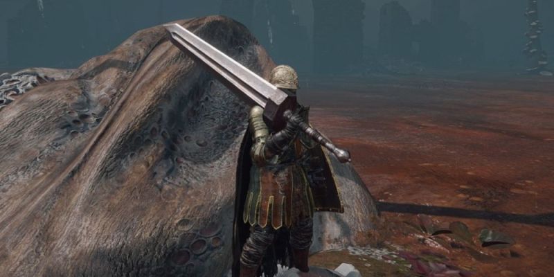 Una construcción deslustrada con fuerza empuñando una espada colosal en Elden Ring