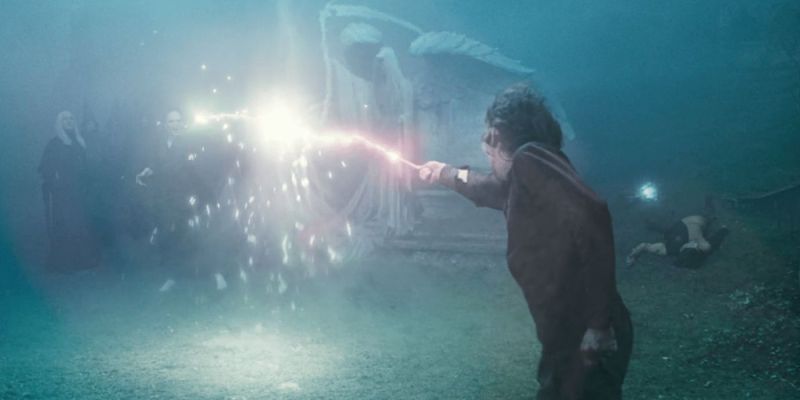 Harry Potter und Voldemort kämpfen auf einem Friedhof