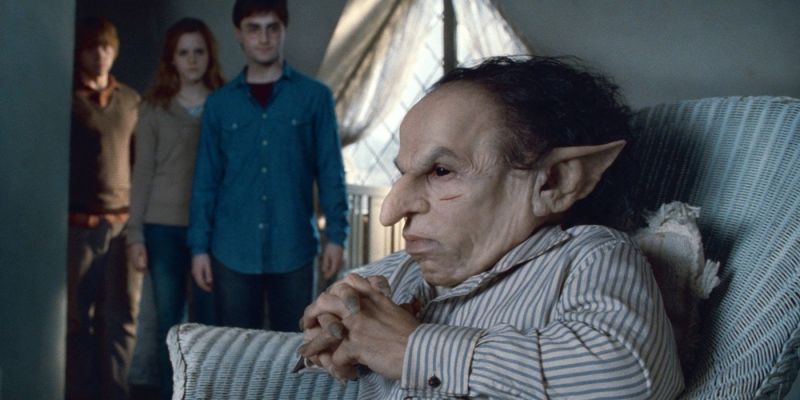 Harry, Ron y Hermione hablan con Griphook en Harry Potter