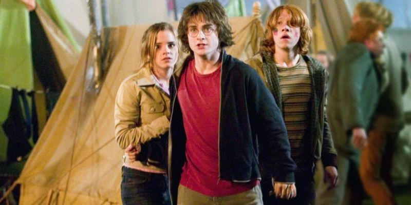 Harry, Ron y Hermione parecen asustados por una tienda de campaña en Harry Potter y el cáliz de fuego.