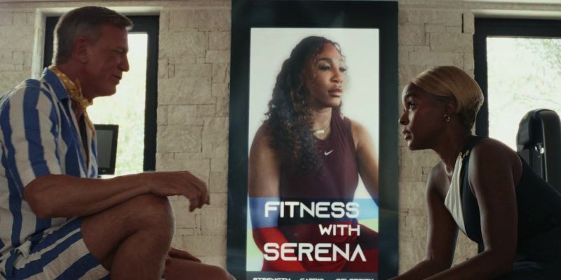 Serena Williams espera a que alguien haga ejercicio con ella en Glass Onion