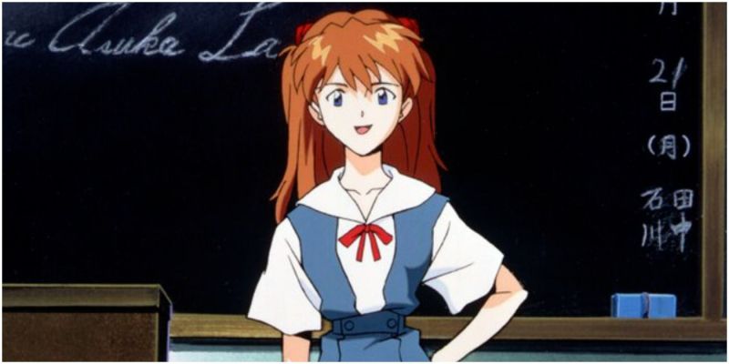 Asuka posiert in Neon Genesis Evangelion hochmütig neben einer Tafel