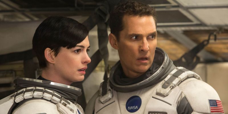 Anne Hathaway und Matthew McConaughey sehen in Interstellar in Raumanzügen besorgt aus.
