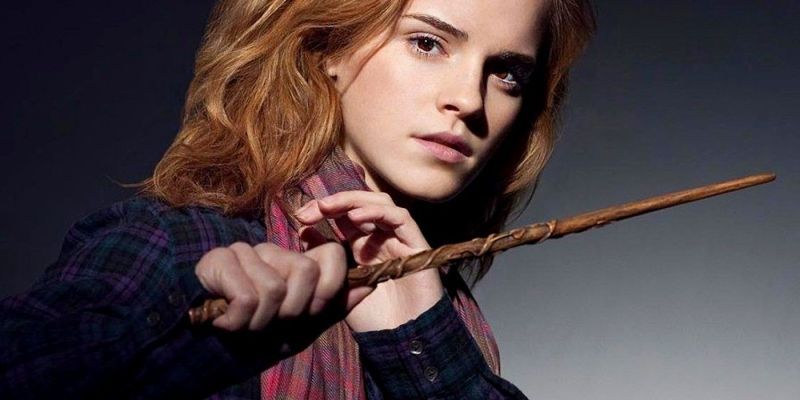 Hermione Granger sosteniendo su varita en Harry Potter.