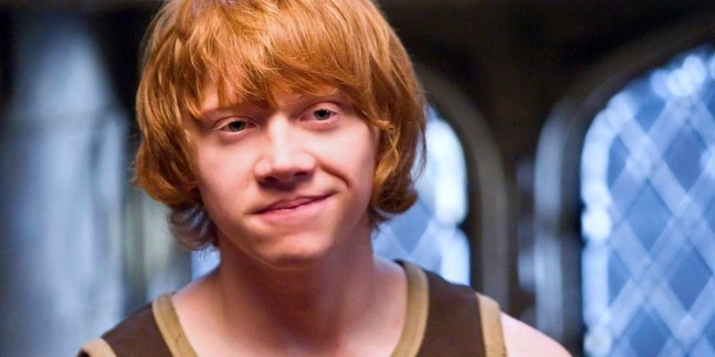 Ron Weasley riéndose de una broma en Harry Potter.