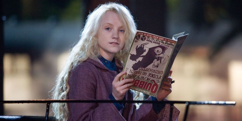 Luna lee un Quisquilloso al revés en Harry Potter.