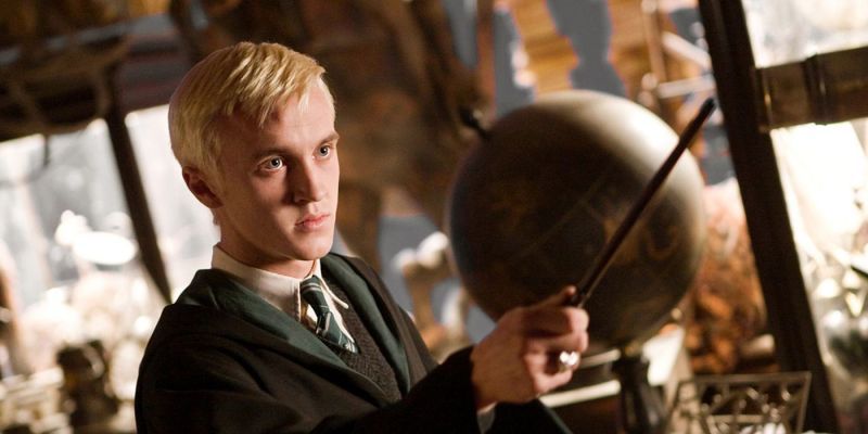 Draco Malfoy preparándose para atacar con su varita en Harry Potter
