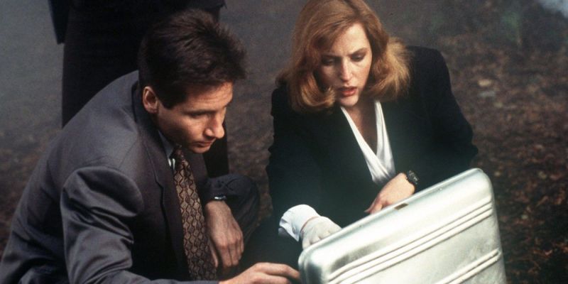 Mulder y Scully resolviendo un misterio