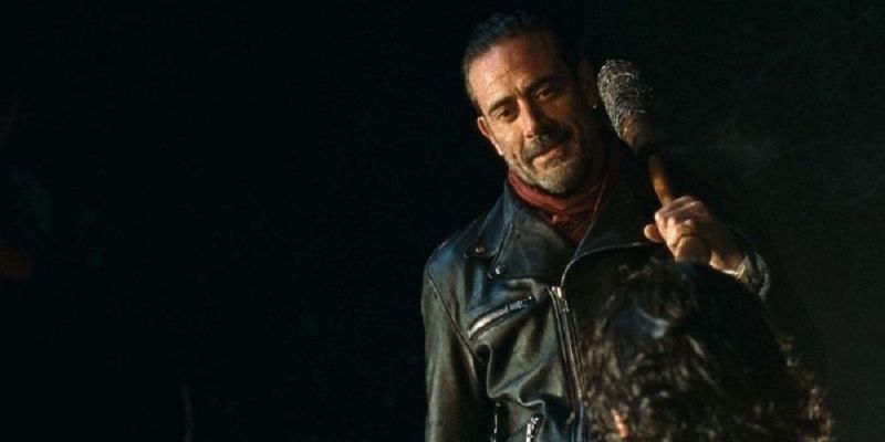 Negan, sosteniendo a Lucille sobre su hombro, mira a Rick y su grupo antes de seleccionar a alguien para matar en