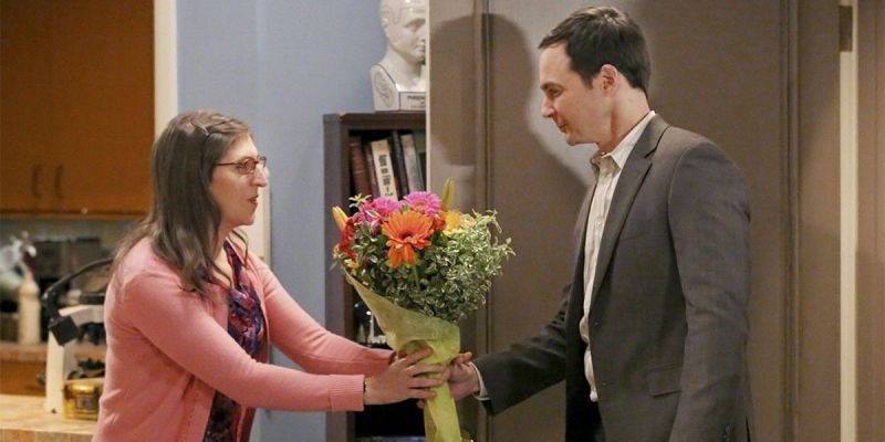 Sheldon regalando flores a Amy en Big Bang Theory