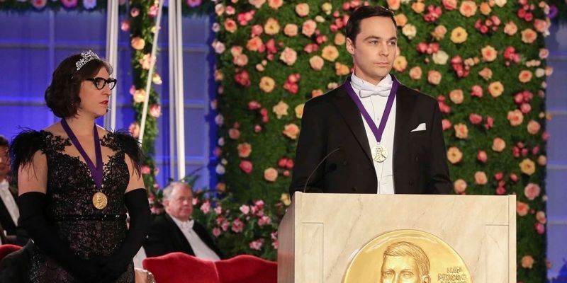 Sheldon da un discurso cuando gana el Premio Nobel en The Big Bang Theory