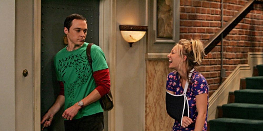 Penny riéndose de Sheldon en The Big Bang Theory