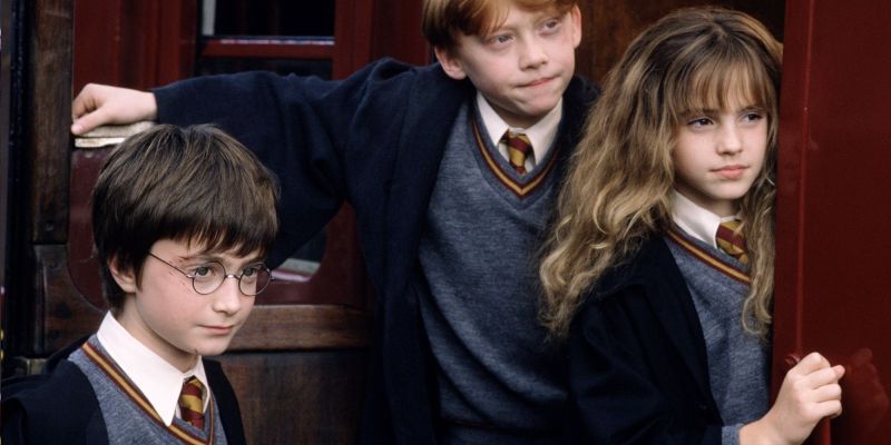 Harry, Ron y Hermione abordando el Expreso de Hogwarts