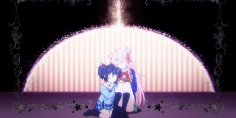 Satou umarmt Shio in der Endszene des Anime Happy Sugar Life