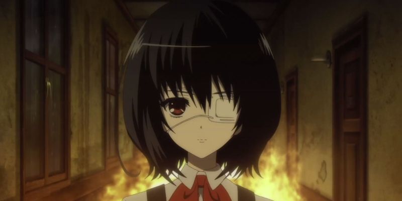 Mei Misaki steht in Another Anime am Feuer
