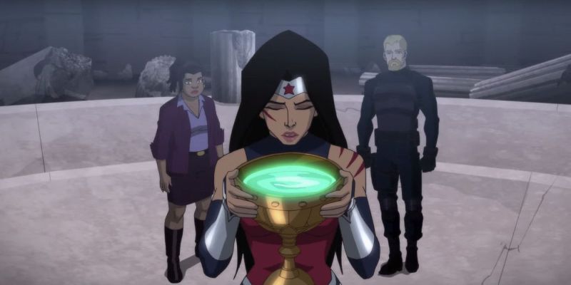 Wonder Woman sosteniendo un cáliz de Wonder Woman: Bloodlines