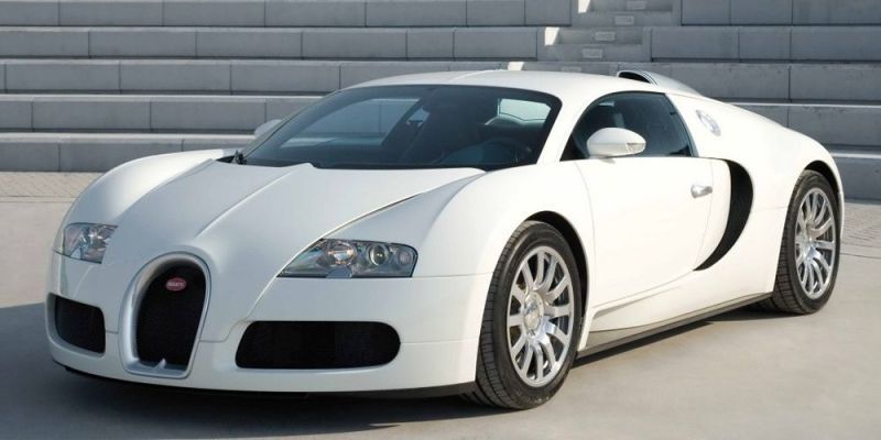 Bugatti Veyron blanco estacionado en un pequeño estadio