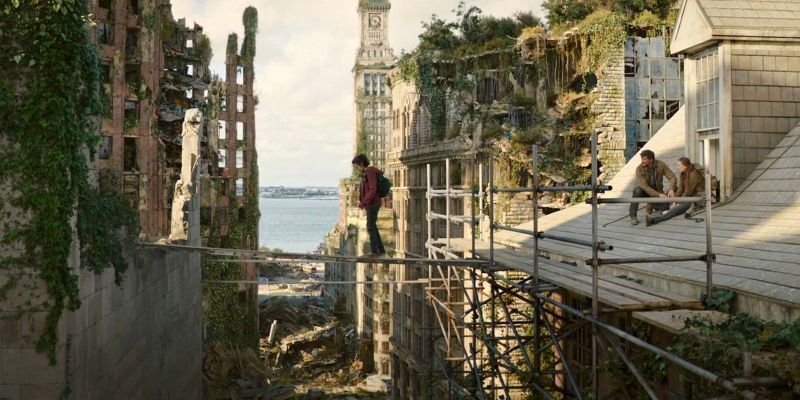 Ellie läuft in Episode 2 von HBO auf einem bewaldeten Brett zwischen Gebäuden