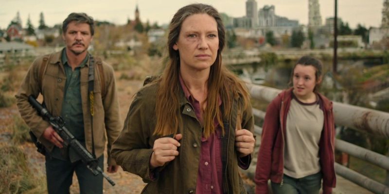 Joel, Tess und Ellie laufen in Folge 2 von HBO einen Highway entlang