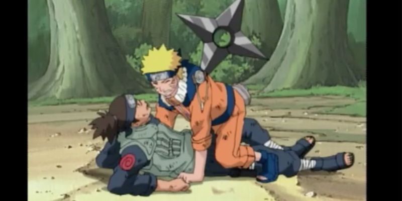Naruto salva a Iruka con un shuriken en la espalda en el episodio 147 de Naruto.
