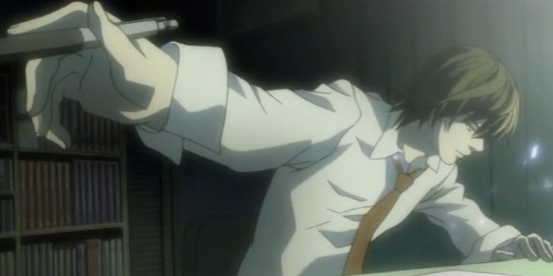 Light Yagami escribiendo en Death Note.