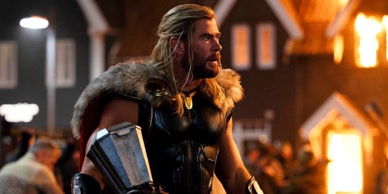 Thor respondiendo a New Asgard bajo ataque en Thor: Love and Thunder